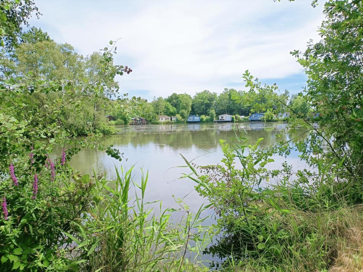 4p chalet TOLVE met 2 fietsen vlakbij natuurgebieden Drents Friese Wold, Fochteloërveen en gevangenisdorp Veenhuizen Oosterwolde  Buitenkant foto