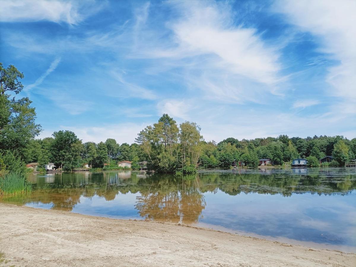 4p chalet TOLVE met 2 fietsen vlakbij natuurgebieden Drents Friese Wold, Fochteloërveen en gevangenisdorp Veenhuizen Oosterwolde  Buitenkant foto
